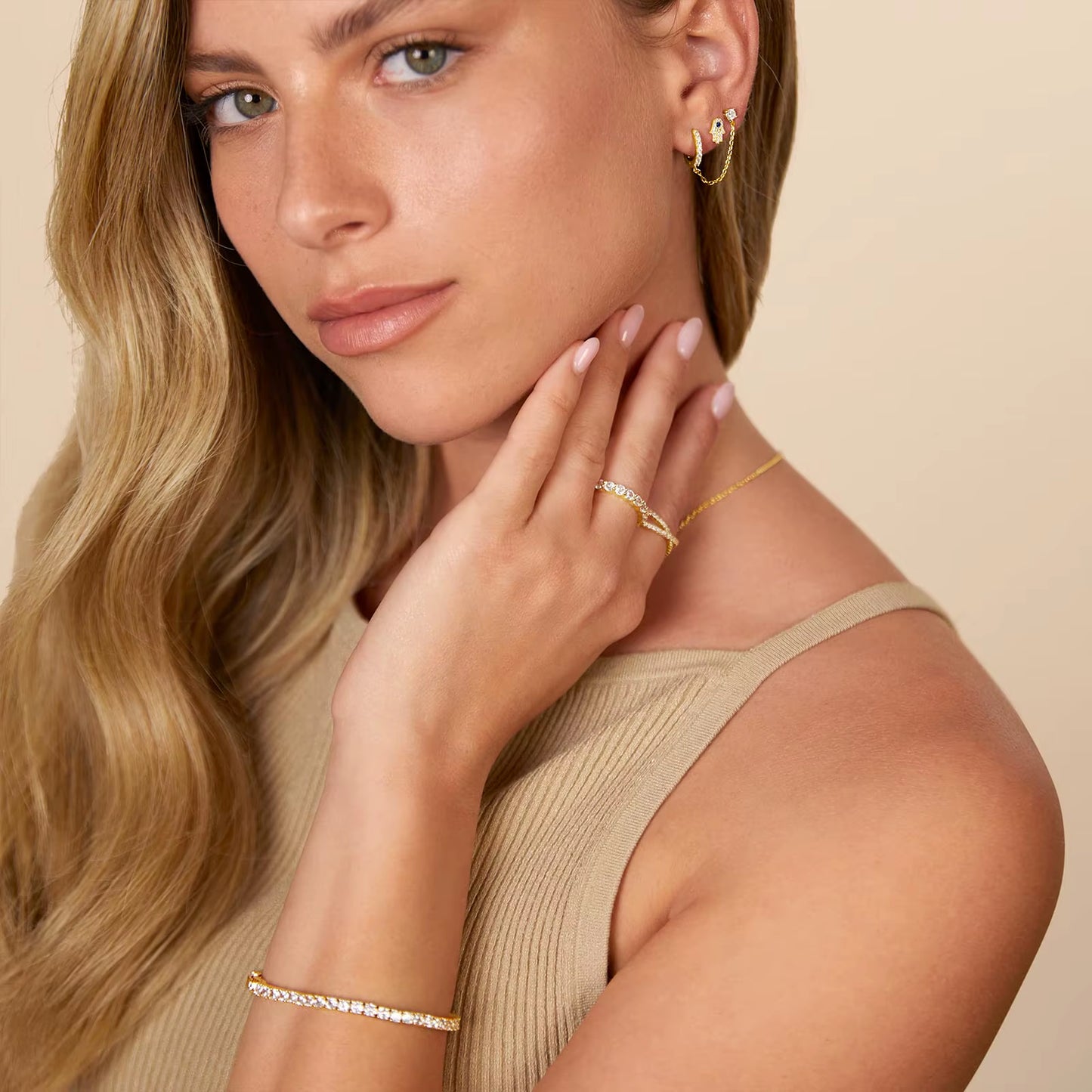 Aretes Modernos con Cadena para Doble Perforación – Aros de Oro 14K